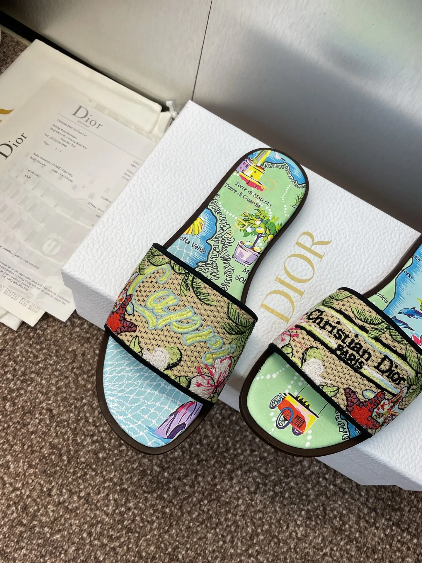 👟👟Ex-factory price 500👟👟 Dior 2025 spring and summer new style DWAY flat flip flops jelly color women's shoes CD letter logo three-dimensional embroidery round toe open toe color block sandals Material: upper imported raffia electric embroidery high temperature water-soluble cotton technical fabric + water-dyed sheepskin lining + Italian thickened leather outsole size: 34-42 (34.40.41.42. Customized, non-refundable and non-exchangeable)